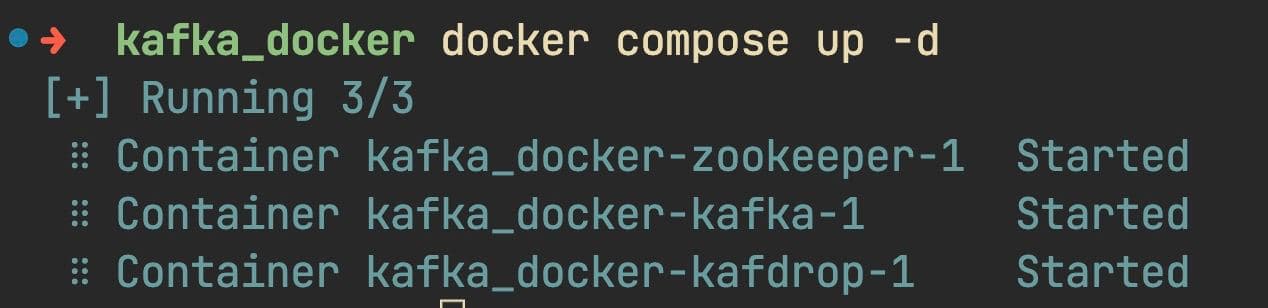 Salida de Docker Compose con los contenedores de Kafka, ZooKeeper y Kafdrop iniciados
